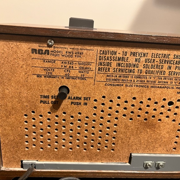 Vintage 1970 RCA AM FM Radio Alarm Clock Model RWS 494F Fruit Wood Finish - Picture 4 of 7